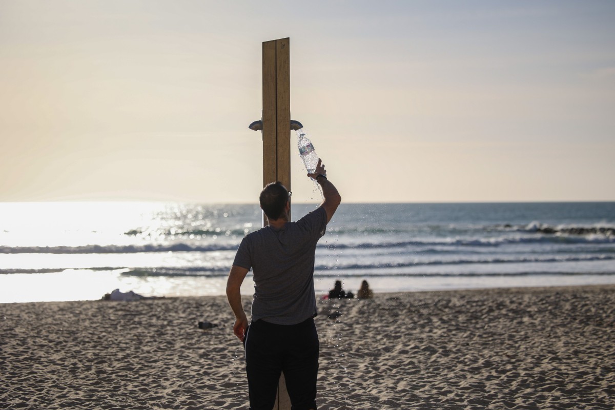 Ducharte en la playa ya cuesta dinero: Matalascañas estrena una ducha de pago con código QR para ahorrar agua