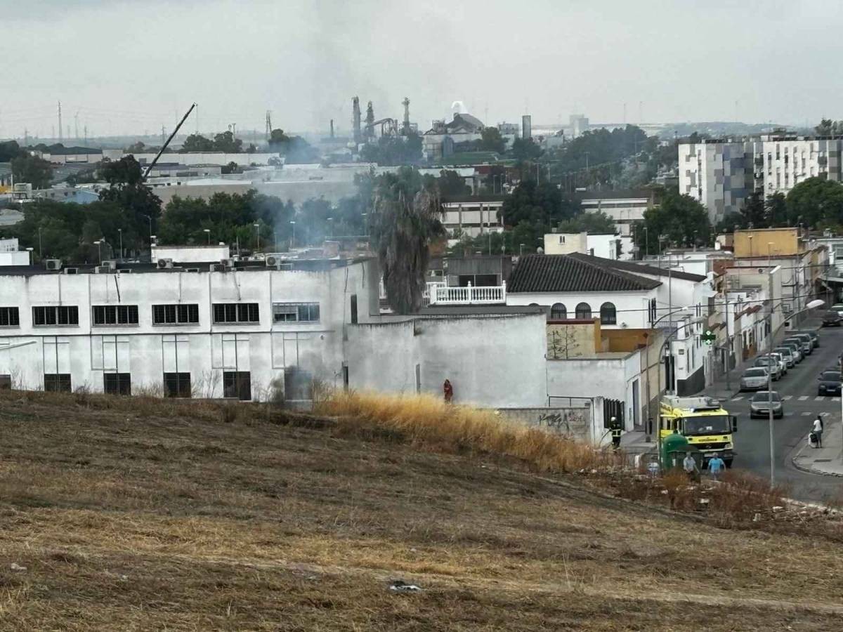Incendio en Jerez junto al antiguo centro de salud de San Telmo
