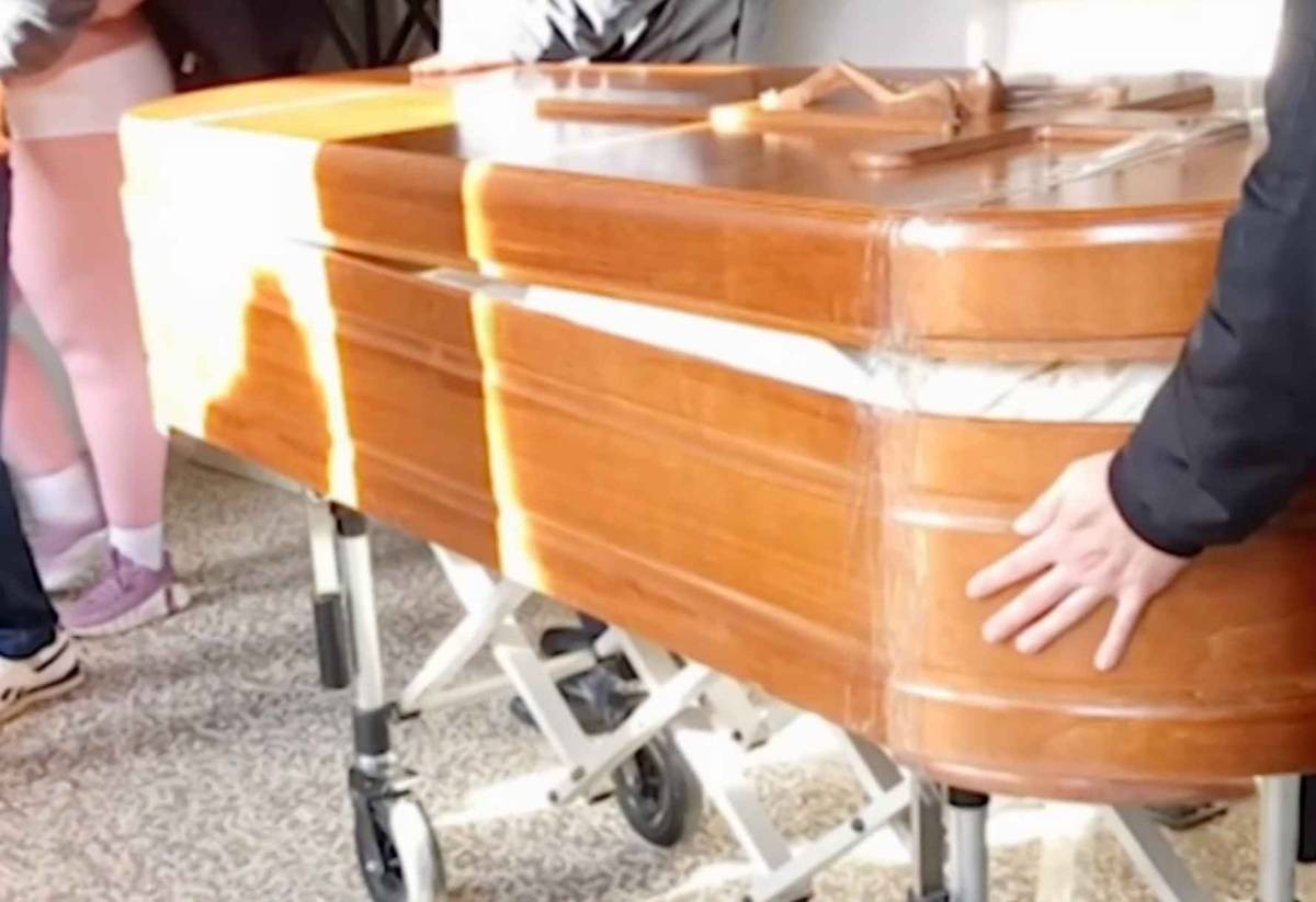 Tres cambios de féretro y el ataúd cerrado con cinta adhesiva: &amp;quot;Tuvieron que enterrar a mi hijo a porrazos&amp;quot;