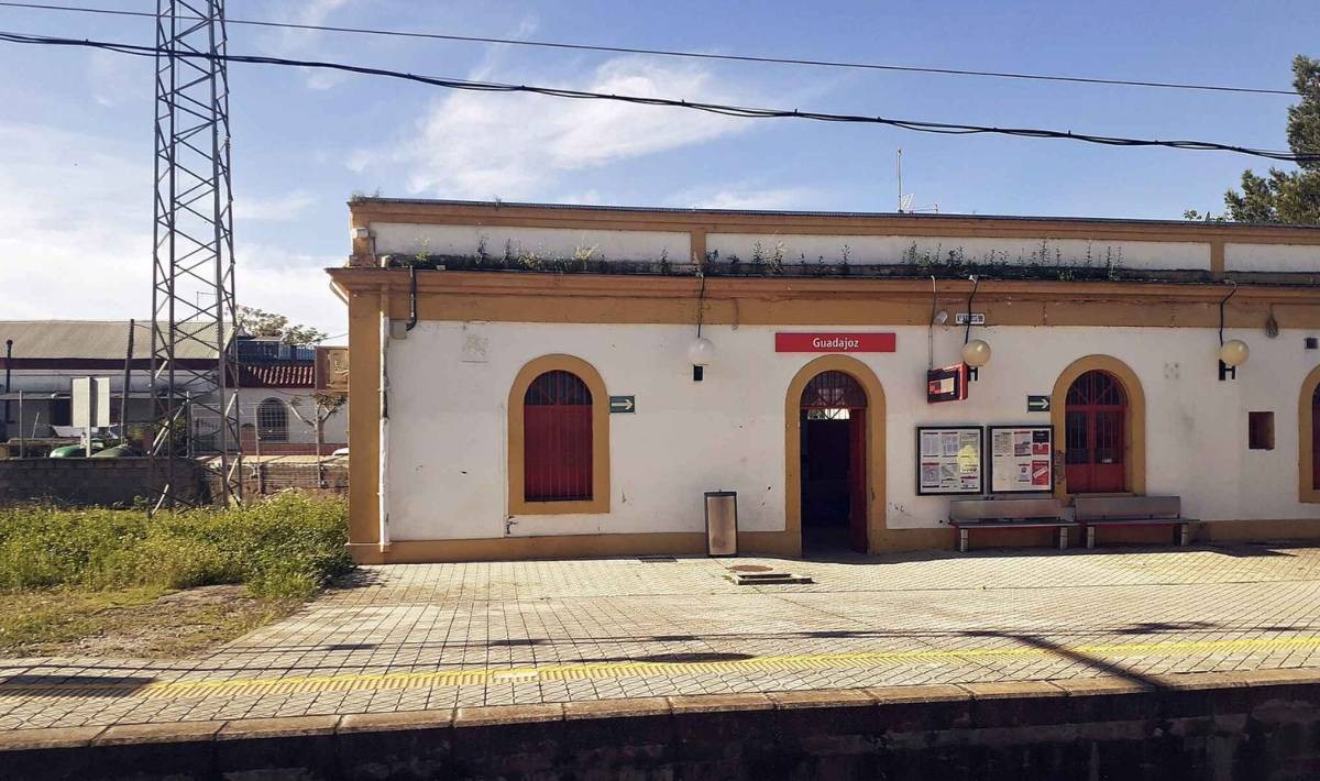 Colapso ferroviario en Sevilla por la caída de un cable de alta tensión: interrumpidos los AVE, la Media Distancia y Cercanías