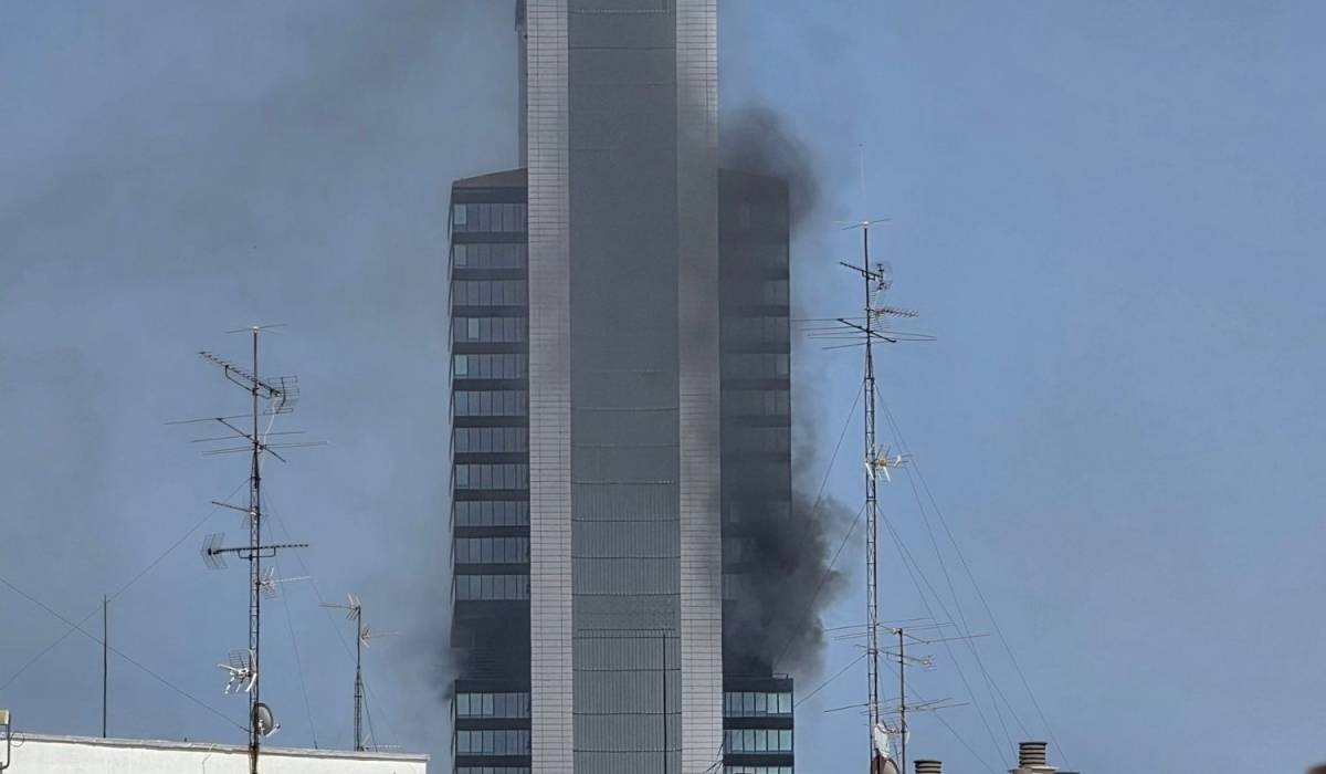 Fuego y desalojo de una de las Cuatro Torres de Madrid, la de Cepsa, propiedad de Amancio Ortega: buscan a tres personas