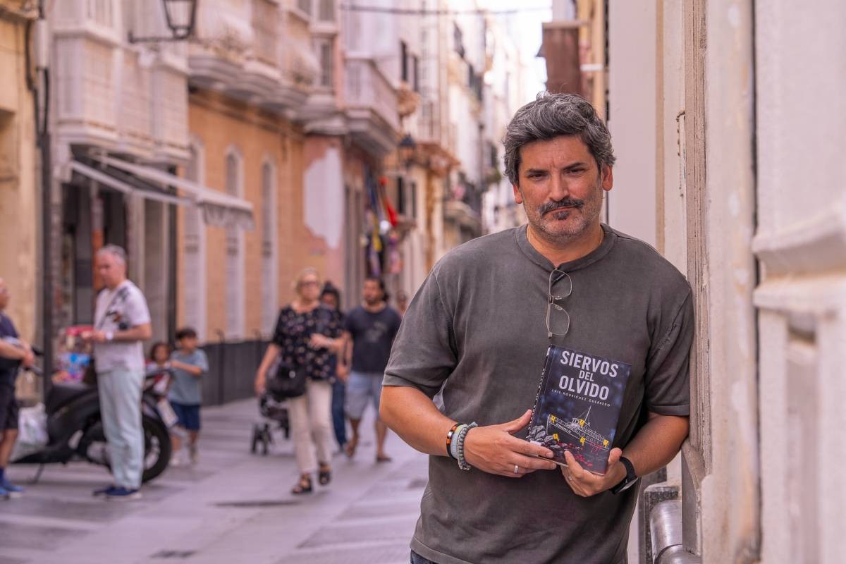 Una trama oculta tras el hundimiento del Vaporcito: así es la nueva novela del gaditano Luis Rodríguez Guerrero