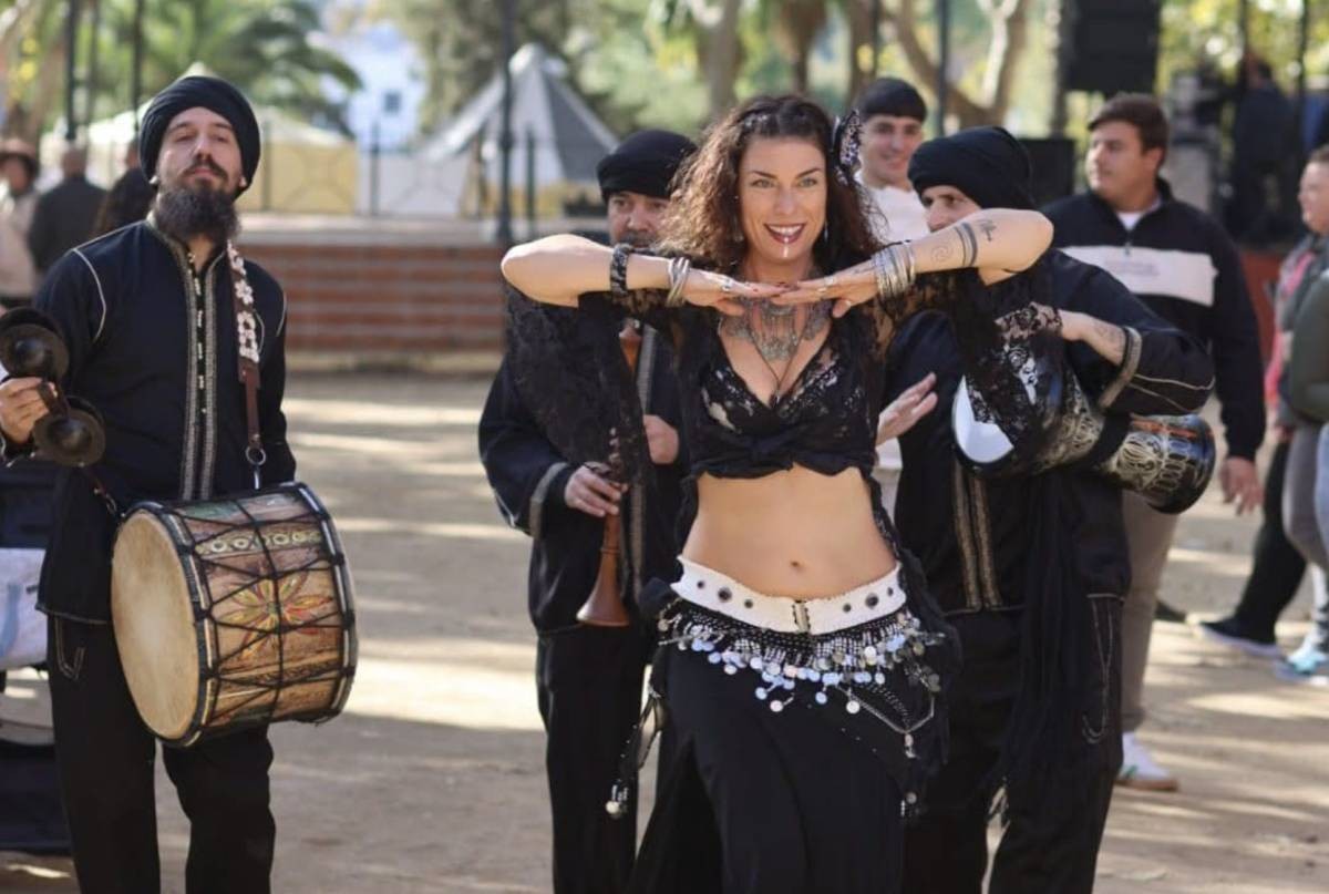 Así es el nuevo mercado con fuego, espectáculos y show de Space Surimi que llena Conil de piratas