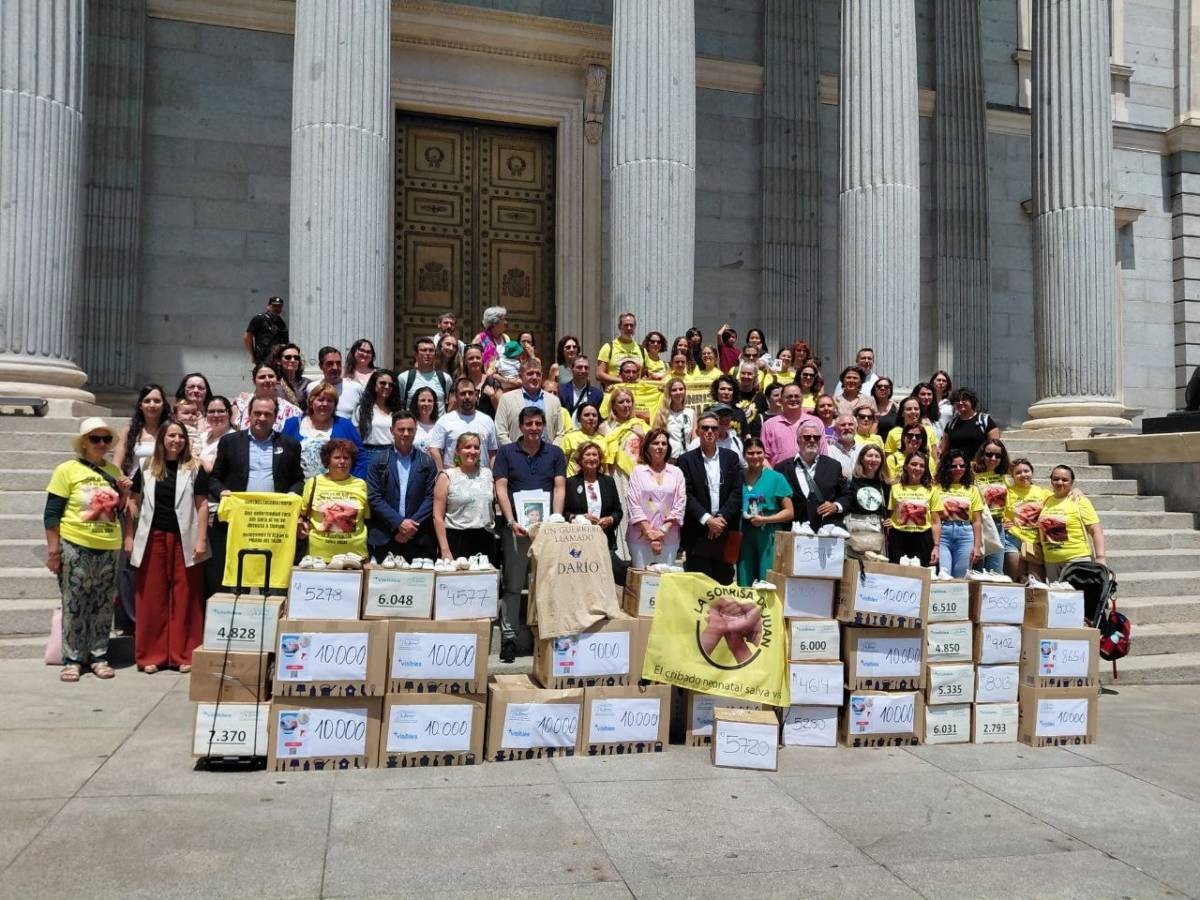 La marea amarilla de &amp;#039;La Sonrisa de Juan&amp;#039; entrega miles de firmas en el Congreso por un cribado neonatal igualitario