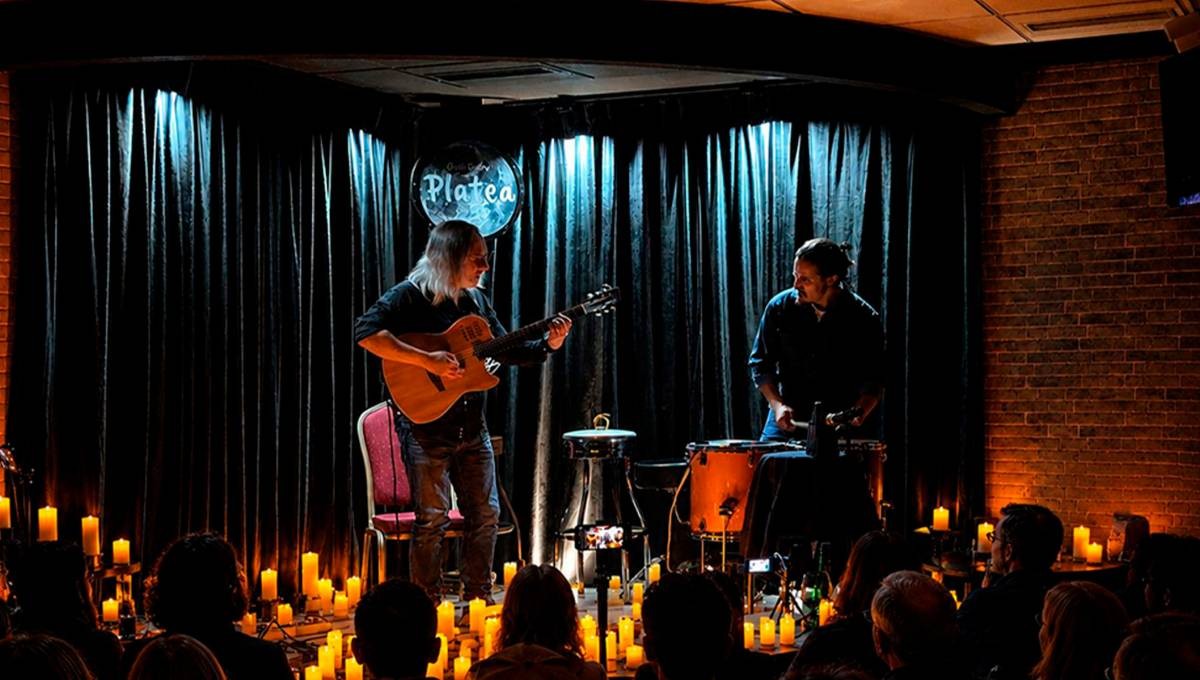 Un directo íntimo de guitarra y percusión en el Teatro La Gotera de Lazotea en Jerez