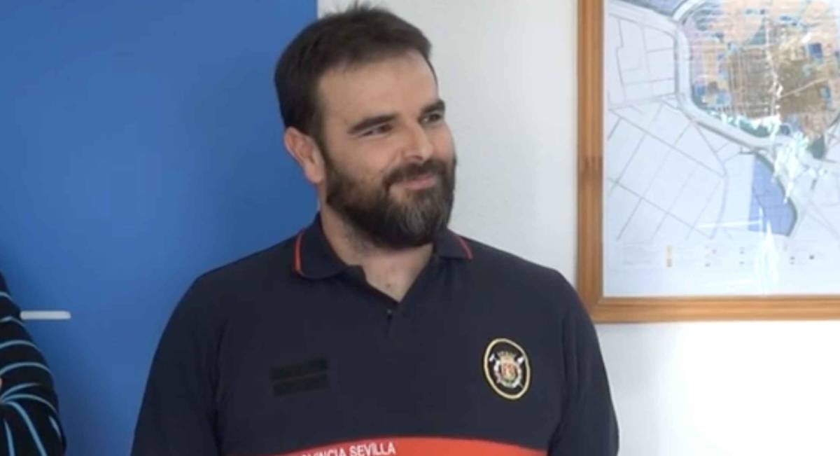 El jefe de los bomberos de Los Palacios: “No podemos depender siempre de la voluntariedad de las horas extras”