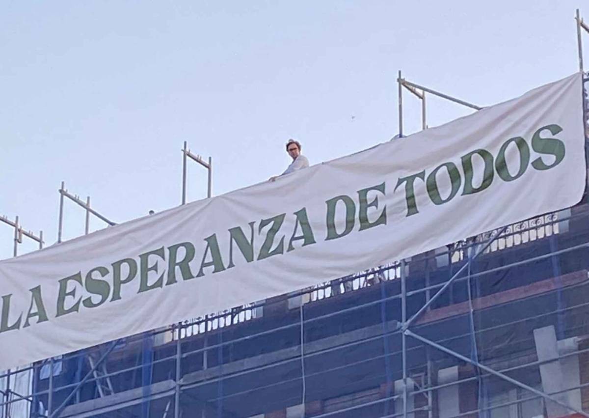 La moda de las lonas &amp;#039;a lo Laporta&amp;#039; llega a las hermandades de Sevilla: polémica por el cartel de un candidato a hermano mayor