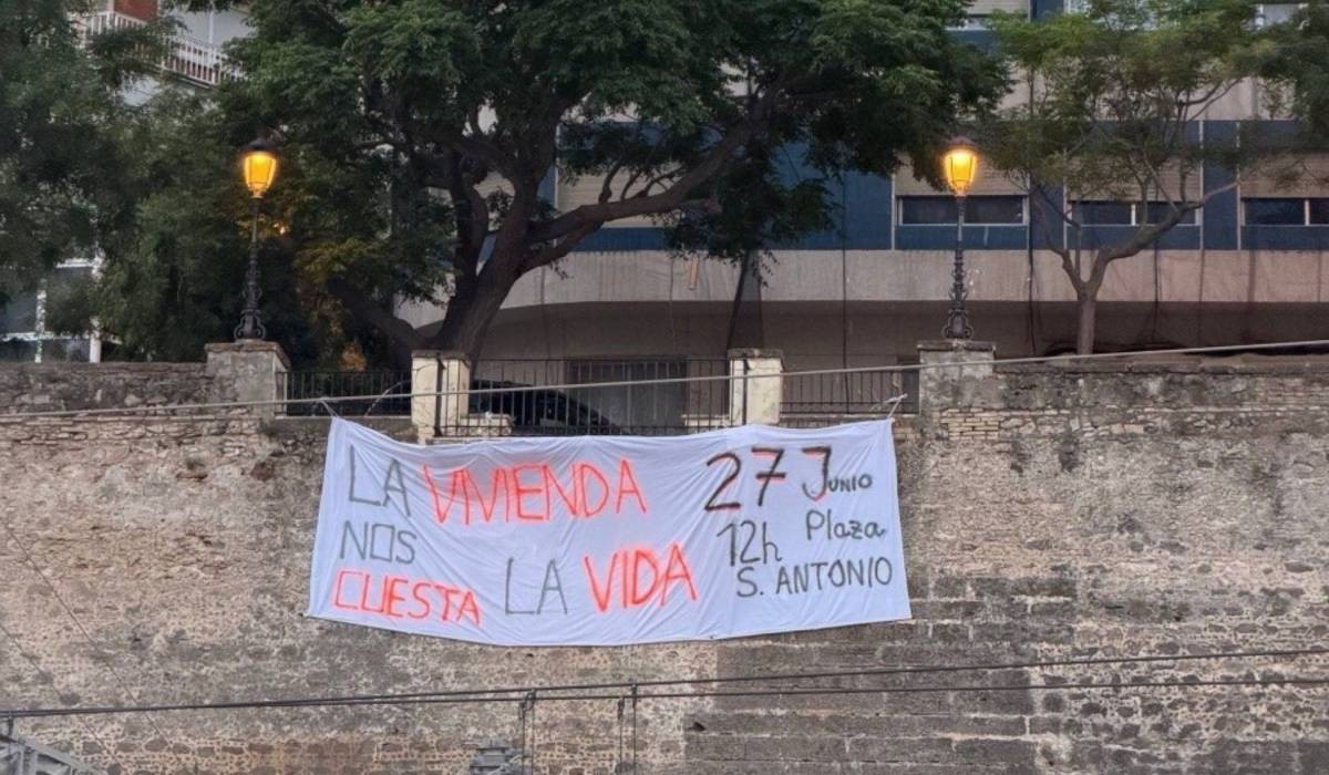 Una pancarta de 20 metros en Cádiz en un llamamiento a &amp;quot;tomar las calles&amp;quot; este sábado: &amp;quot;La vivienda nos cuesta la vida&amp;quot;