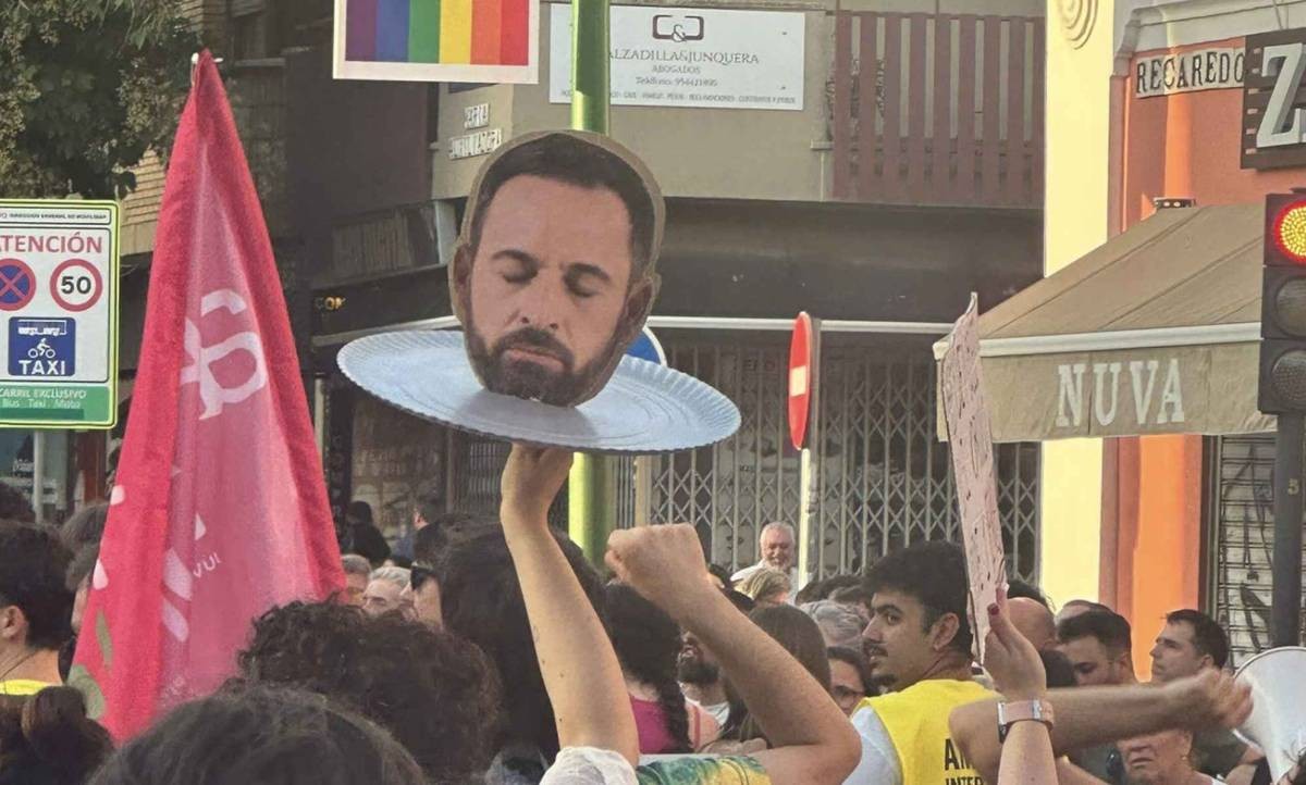 Vox avisa al colectivo LGTBI con una foto de la cabeza de Abascal en una bandeja: &amp;quot;Les cortaremos el grifo de la subvención&amp;quot;