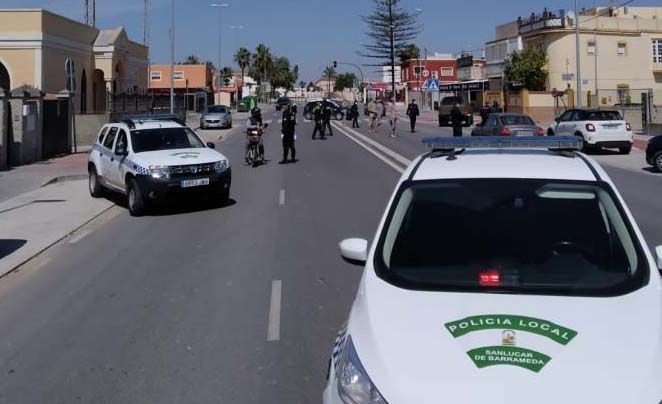 Un menor de 14 años atropella con su moto de forma intencionada a un policía local en Sanlúcar