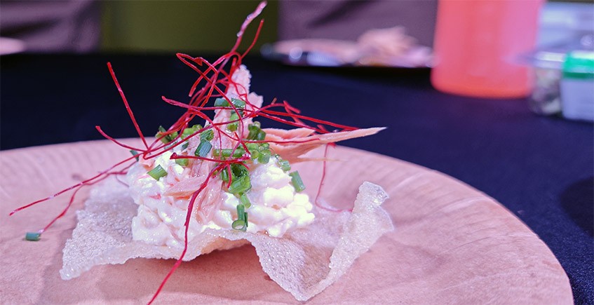 Palomitas de ensaladilla de albacora y langostinos al ajillo sobre papel de arroz