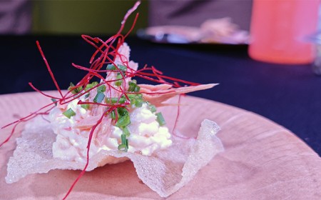 Palomitas de ensaladilla de albacora y langostinos al ajillo sobre papel de arroz