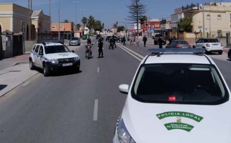 Un menor de 14 años atropella con su moto de forma intencionada a un policía local en Sanlúcar