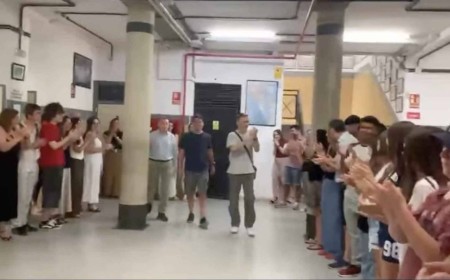 Tres profesores se jubilan en Jerez tras más de 100 años de docencia: el pasillo de honor que emociona a todo un instituto
