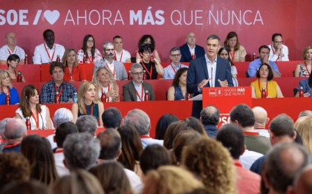 &amp;#039;Paseo&amp;#039; de Pedro Sánchez en el Comité Federal del PSOE: solo Page le pide responsabilidades con una dura advertencia