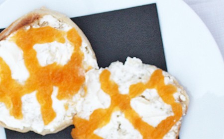 Ablandao con crema de queso y confitura de damasco