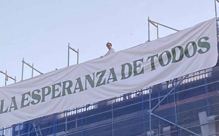 La moda de las lonas &amp;#039;a lo Laporta&amp;#039; llega a las hermandades de Sevilla: polémica por el cartel de un candidato a hermano mayor