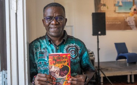 El libro sobre migración de un camerunés enamorado de Cádiz: “Reducir al migrante al trabajo es un insulto a la inteligencia”