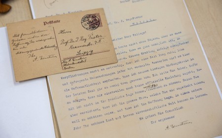 La postal desconocida de Einstein, el abanico dedicado por Ortega y Gasset y otras joyas del padre de las matemáticas hispanas modernas