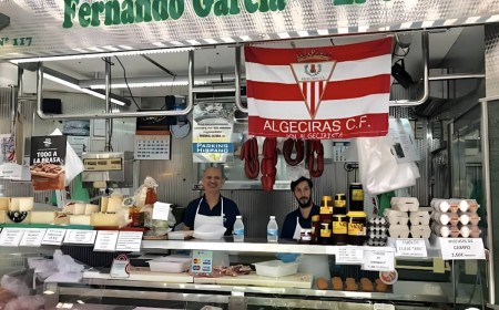 El Chato se jubila y el mercado de Algeciras le despide: emoción, abrazos y homenaje tras toda una vida