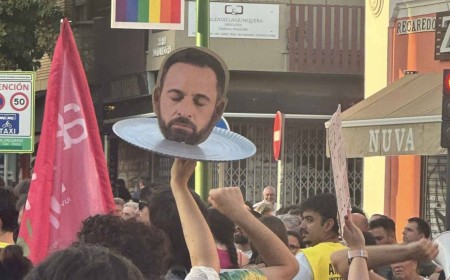 Vox avisa al colectivo LGTBI con una foto de la cabeza de Abascal en una bandeja: &amp;quot;Les cortaremos el grifo de la subvención&amp;quot;