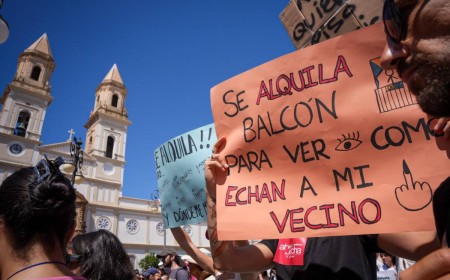 Cádiz reclama en la calle más viviendas de alquiler, porque el 70% de la oferta ya son pisos de temporada