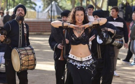 Así es el nuevo mercado con fuego, espectáculos y show de Space Surimi que llena Conil de piratas