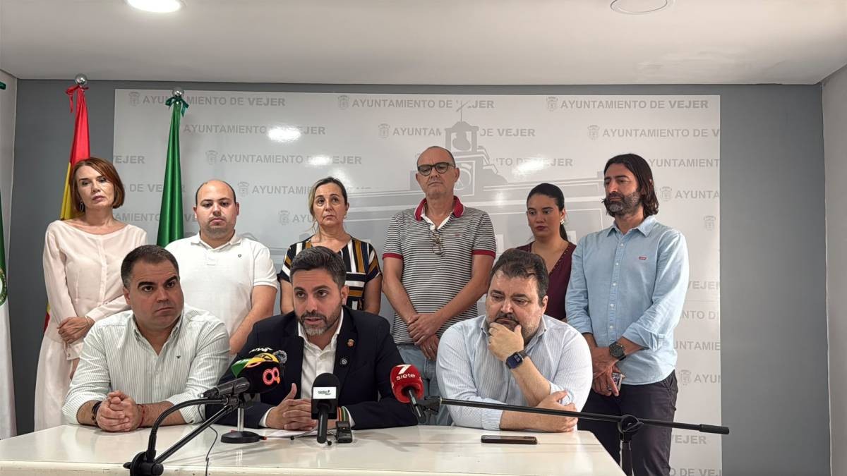 El alcalde de Vejer asume las funciones que deja la &amp;#039;número 2&amp;#039; de su gobierno que dimitió, dejando su mayoría en el alambre