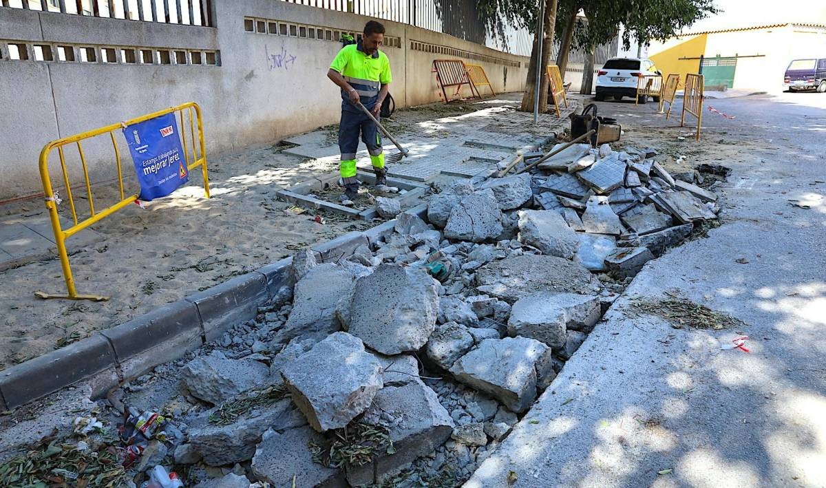 Más iluminación y mantenimiento en Vista Alegre: el Ayuntamiento de Jerez refuerza las mejoras en la barriada