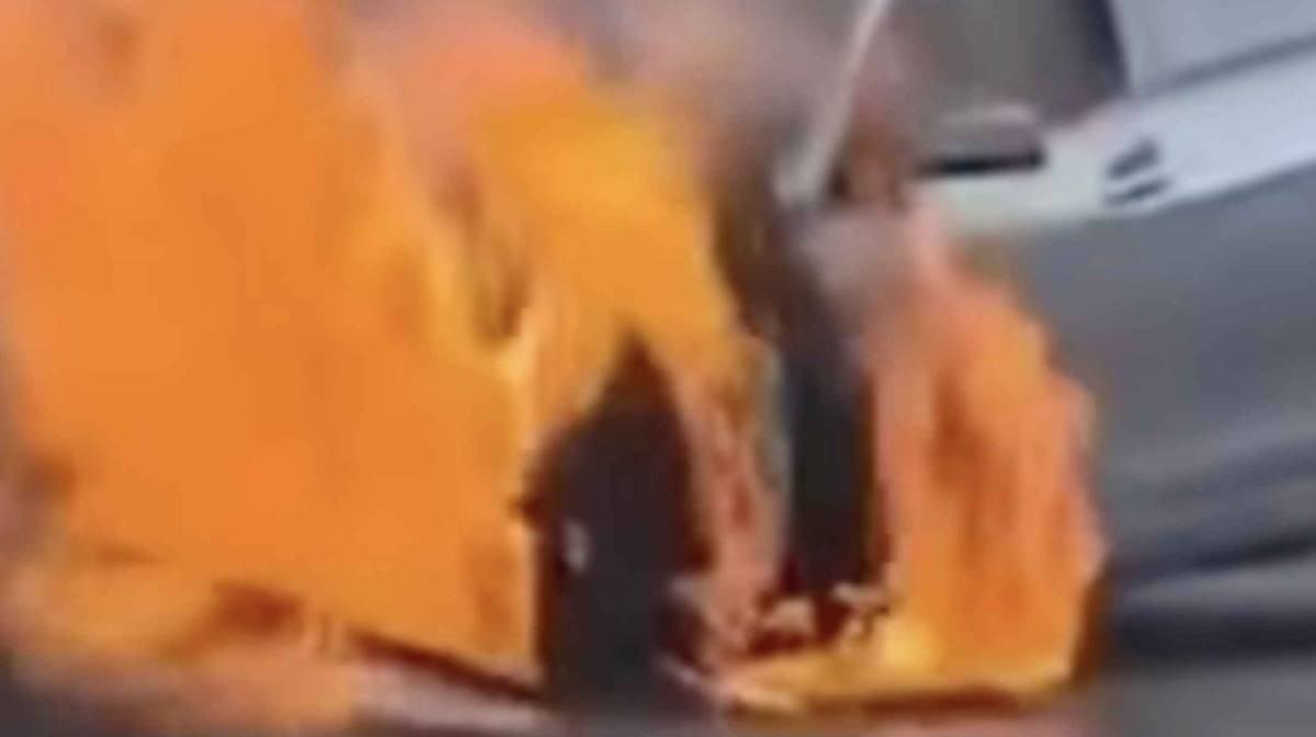 Momentos de angustia en Jerez en la avenida de Arcos tras incendiarse un coche: &amp;quot;El chaval ha salido&amp;quot;