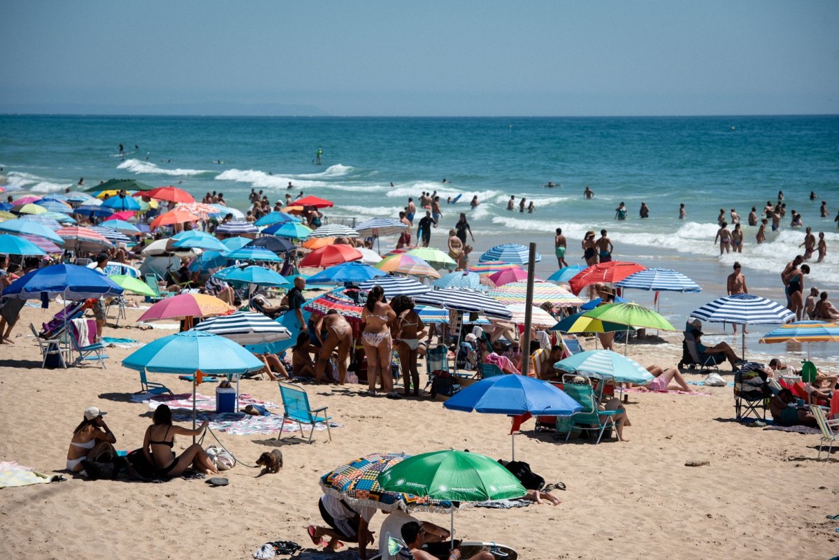 Andalucía presume de playas, pero lidera las banderas negras: El Palmar, entre las señaladas por Ecologistas en Acción
