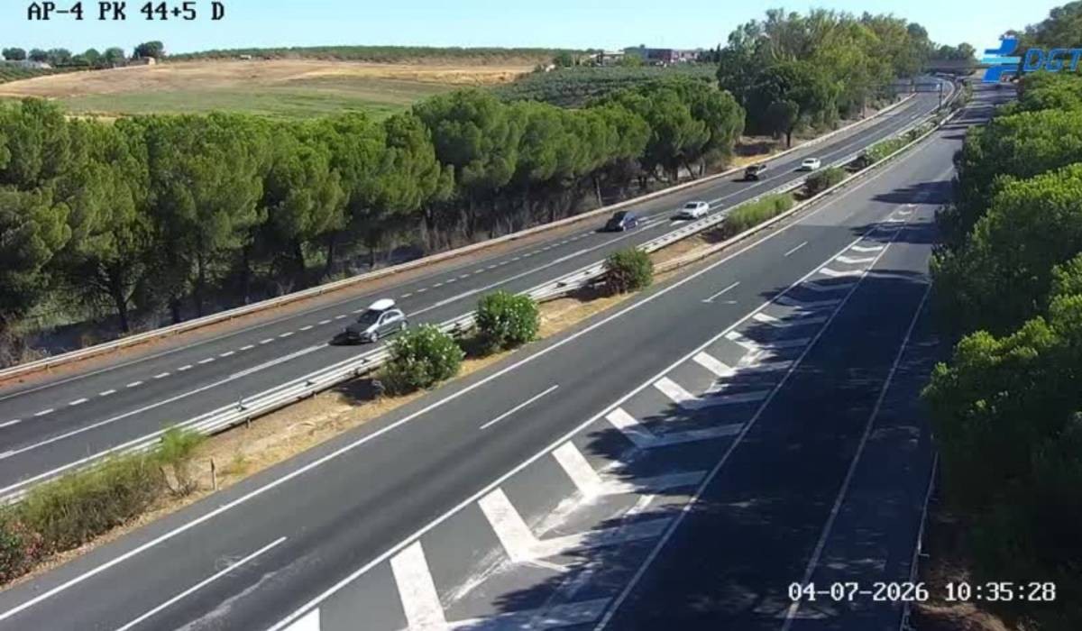 Abren un carril adicional en la AP-4 ante la avalancha de coches que se espera: suspendido el paso de vehículos grandes