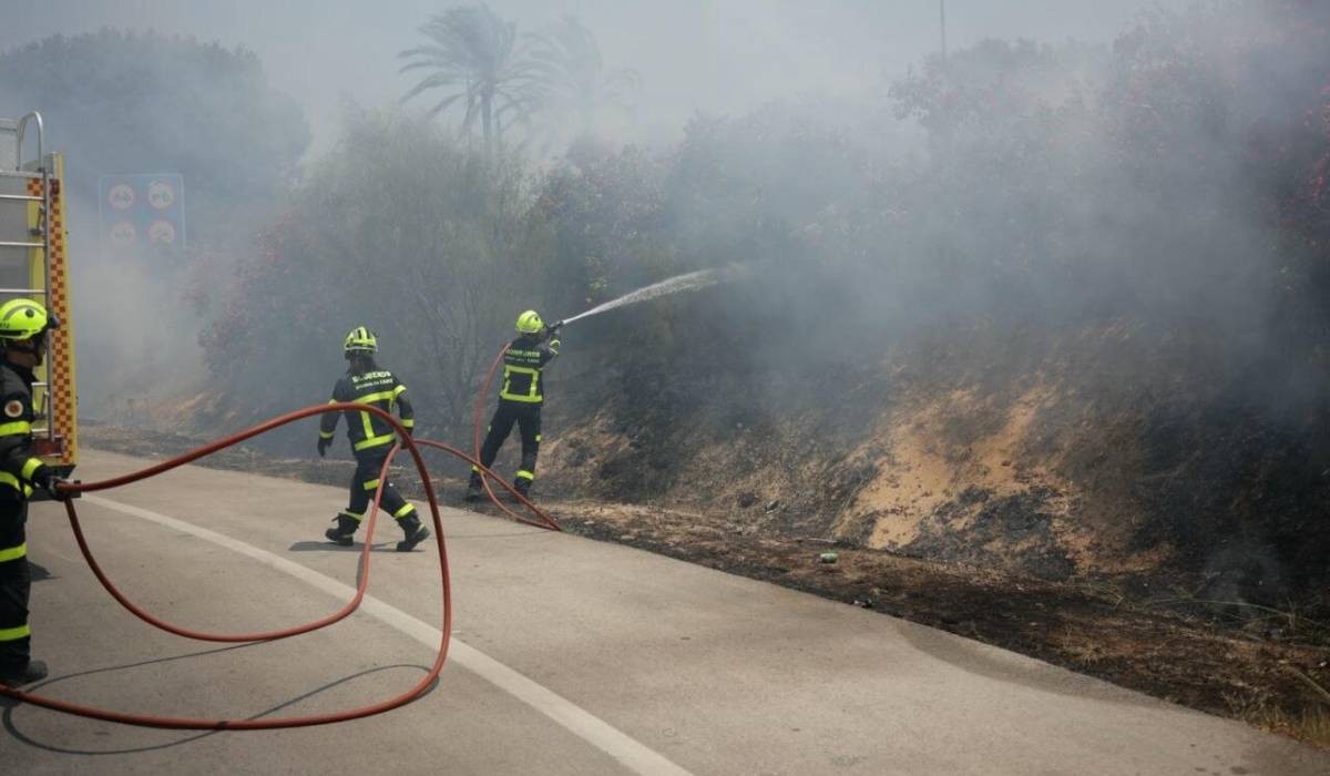 Incendio junto a la carretera en una entrada a El Puerto