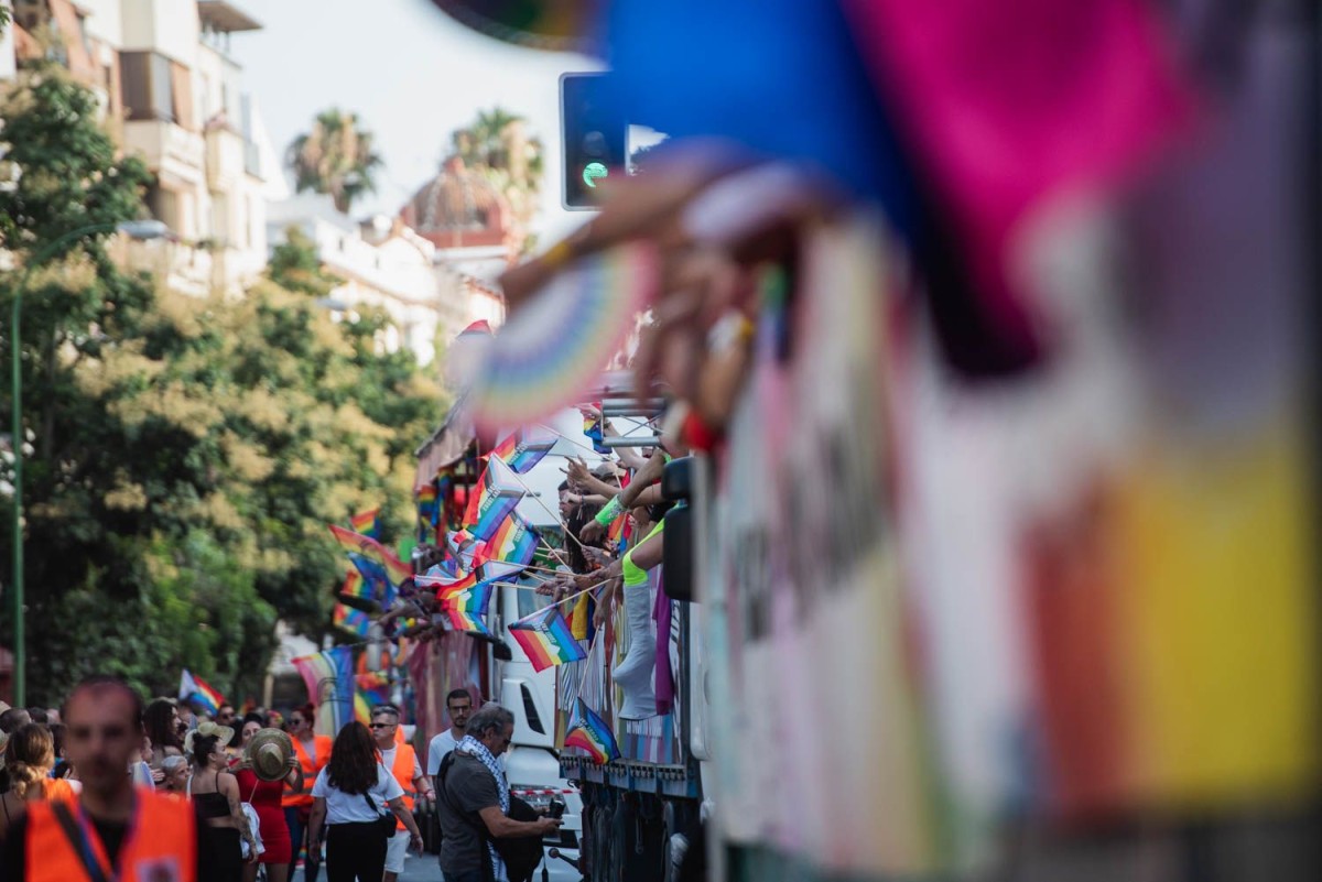 Insultos y grave agresión homófoba durante los días de Feria de Sevilla: la Fiscalía pide prisión para los acusados