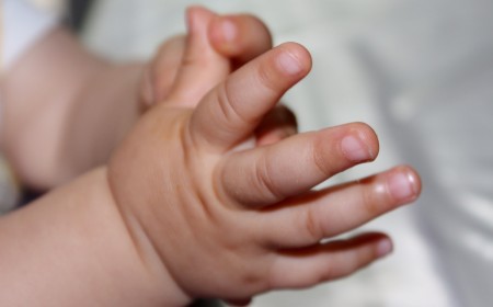 Declaran muerto un bebé, lo llevan a la morgue y descubren que seguía vivo cinco horas después