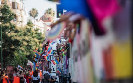 Insultos y grave agresión homófoba durante los días de Feria de Sevilla: la Fiscalía pide prisión para los acusados