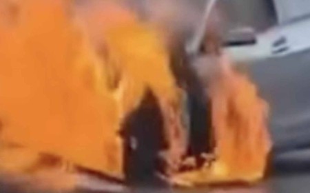 Momentos de angustia en Jerez en la avenida de Arcos tras incendiarse un coche: &amp;quot;El chaval ha salido&amp;quot;