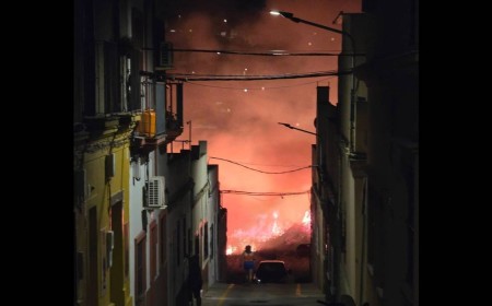 Susto de madrugada en Chiclana por el incendio de un solar cerca de viviendas: piden mejoras para reducir el riesgo