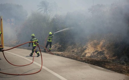 Incendio junto a la carretera en una entrada a El Puerto