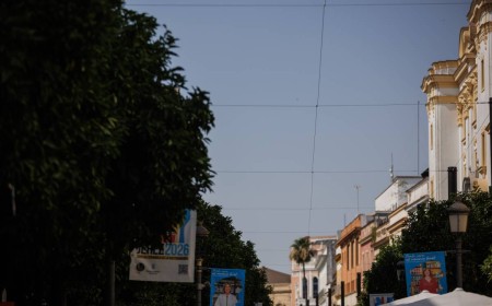 Los toldos de la calle Larga estarán listos a mediados de mes mientras Jerez sigue en alerta por calor y viento