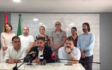 El alcalde de Vejer asume las funciones que deja la &amp;#039;número 2&amp;#039; de su gobierno que dimitió, dejando su mayoría en el alambre